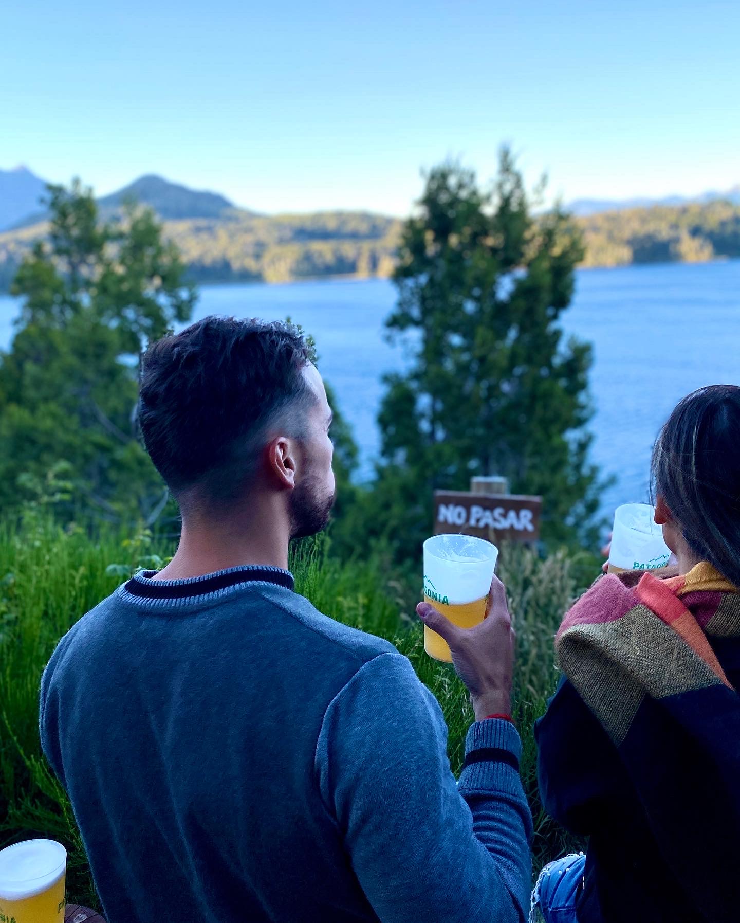 Cerveza artesanal con vista al lago