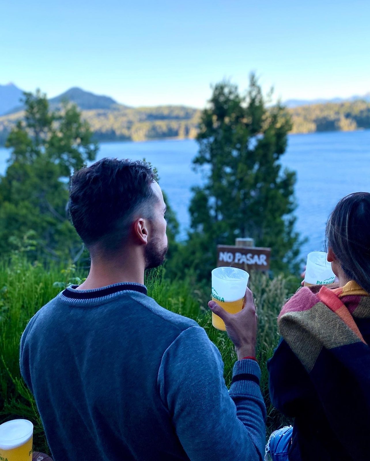 Cerveza artesanal con vista al lago
